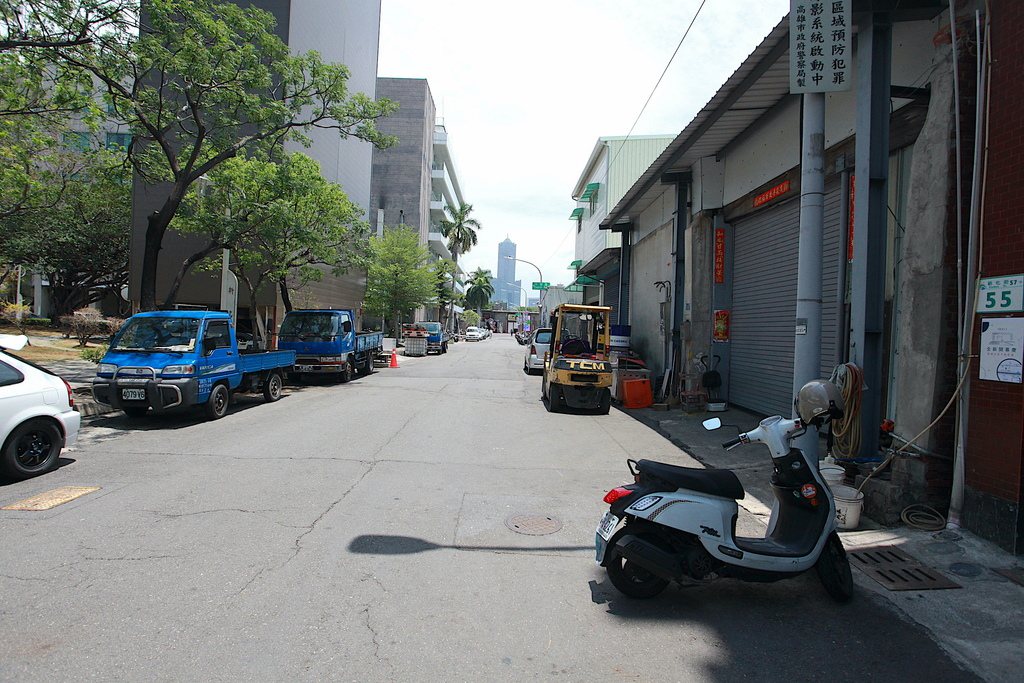 緊鄰駁二藝術特區旁邊新化街上，假如來逛駁二特區步行就能到。