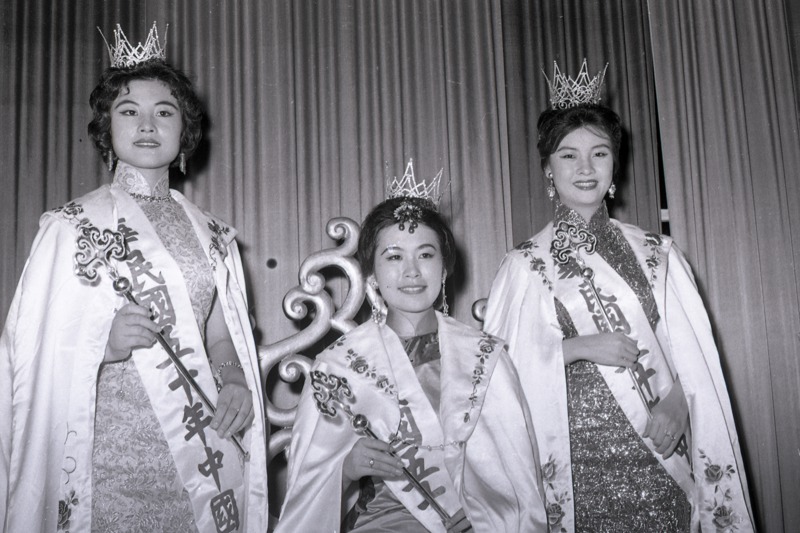 1961年5月15日，第二屆中國小姐加冕典禮，贏得第一名的三位佳麗，李秀英（左起）、馬維君與汪麗玲。圖／聯合報系資料照片