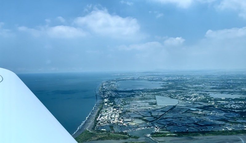 超輕航機從高樹皆豪飛行場直飛恆春機場，感受屏東山海美景。圖／譚亞全提供