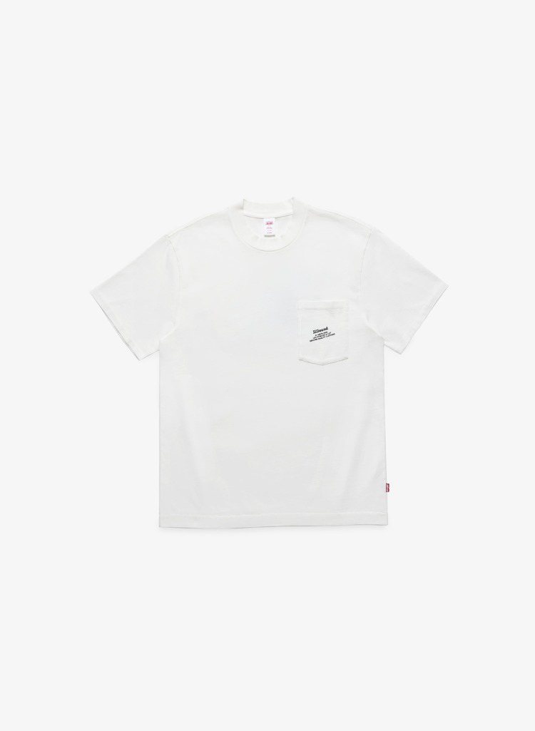 Levi’s® X JJJJound聯名系列白色經典厚磅口袋T恤，2,900元。圖／Levi’s提供