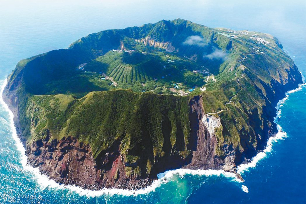 日本八丈島鳥瞰圖。取自網路。本報資料照