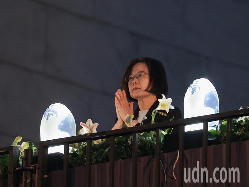 慈濟基金會今晚在台北市中正紀念堂舉行浴佛節浴佛大典，蔡英文總統帶領大眾一同祈求國泰民安。記者余承翰／攝影