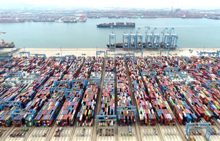 航運集團在與中國大陸造船、金融及貿易相關業者訂定商務合約時，要求增加「提前終止條款」。（路透）