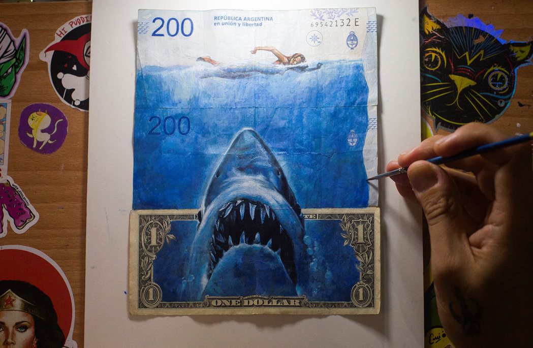 阿根廷藝術家迪亞茲（Sergio Diaz）以200元披索鈔票來進行創作。 圖／...