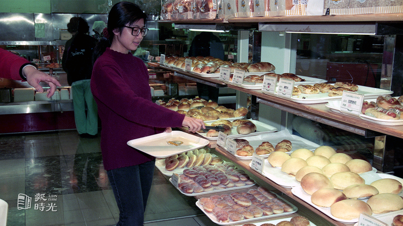 職業婦女愈多的地方，超市的冷凍食品、配菜、熟食的銷路就愈好，許多日系超市接受日本超市的經驗已在這方面加強。圖為麵包販賣區。圖／聯合報系資料照（1992/03/17 徐世經攝影)