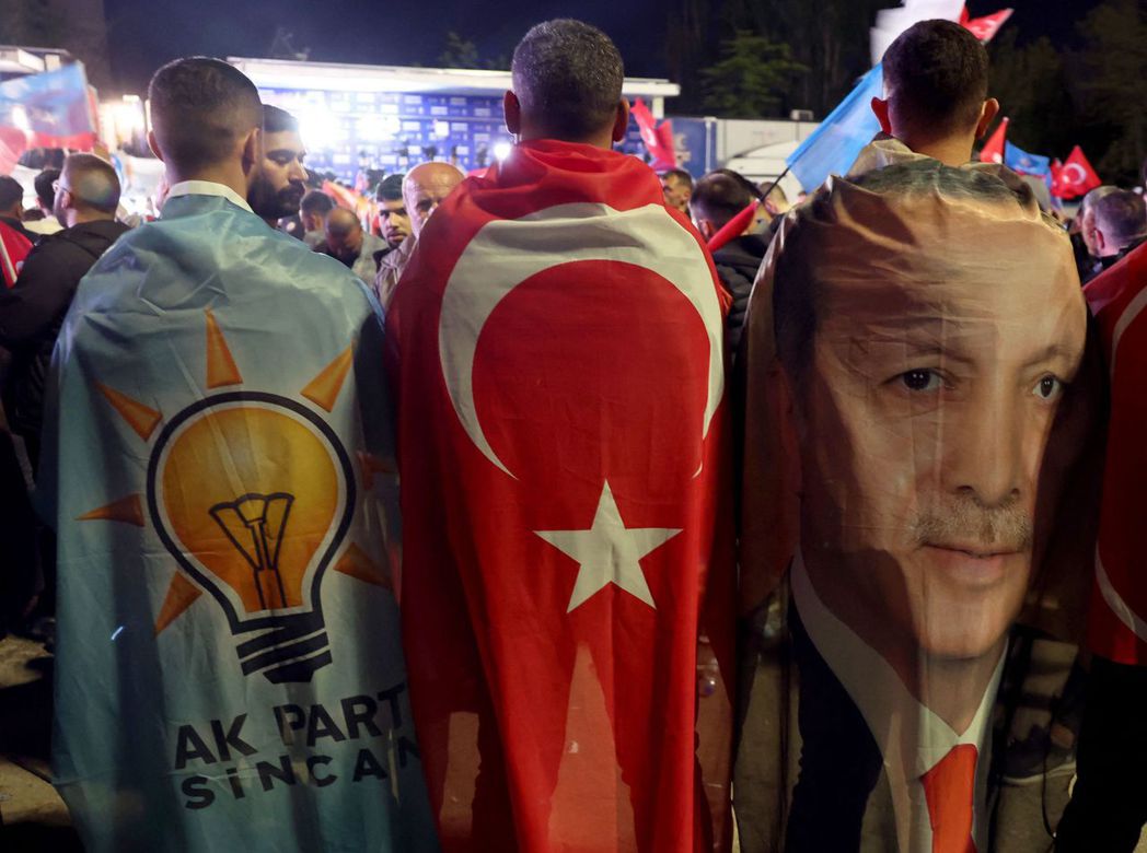 土耳其總統厄多安的支持者，左為所屬政黨AKP旗幟，中間為土耳其國旗。 圖／法新社