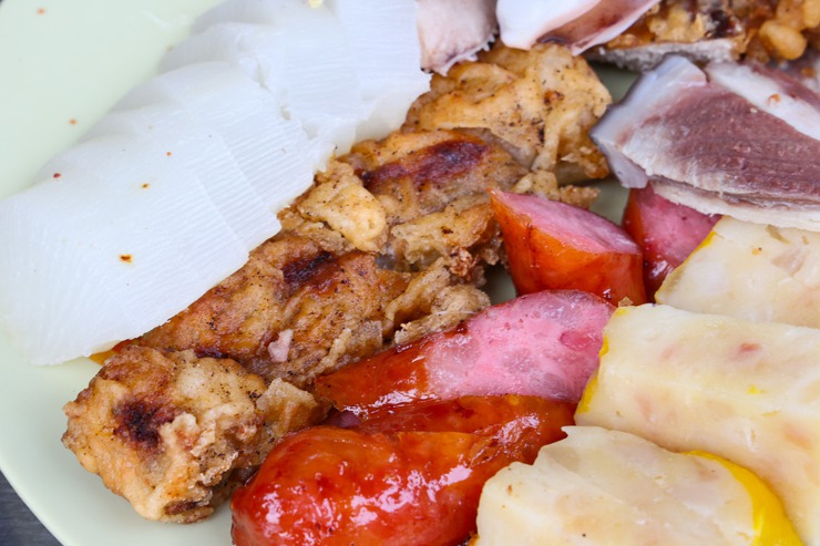 來台南一定要品嘗府城獨特的飲食文化『香腸熟肉』（Ian-chhiân se̍k-bah）賣得不只香腸也不只熟肉!台南超過八十年的老店「阿龍香腸熟肉」