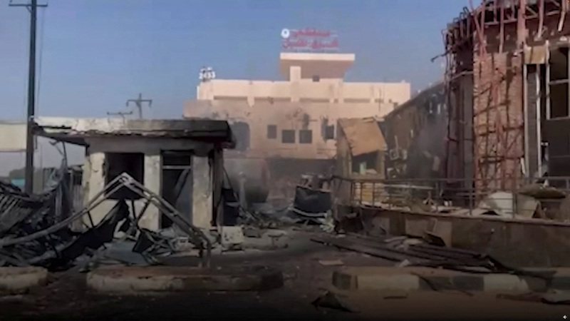 蘇丹衝突爆發一個月，首都喀土穆（Khartoum）已成為一片荒涼戰區，槍戰隨時在塵土飛揚的空蕩街道上爆發，驚恐的民眾只能閉門不出。 路透社
