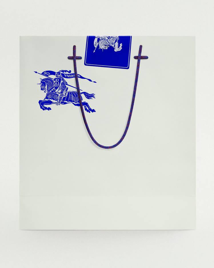 Burberry近日發表全新品牌提袋，搭配EKD與藍色提繩。圖／翻攝自 IG @...