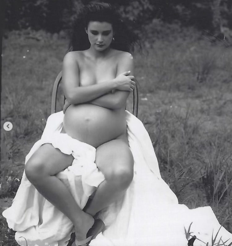 黛咪摩兒當年拍攝的孕肚裸照，轟動全球。圖／摘自IG  Annie Leibovitz攝影