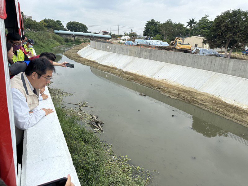 台南新化虎頭溪氾濫多年，正在趕工。市長黃偉哲今天勘察，預期可減少280公頃淹水。記者周宗禎／攝影