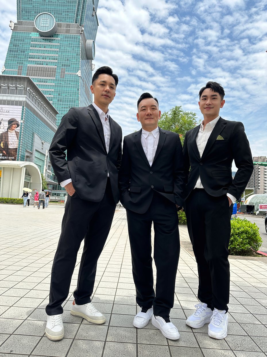 楊皓崴(左起)、田定豐和陳謙文同時身穿黑西裝出席典禮。圖／唱戲世界娛樂提供