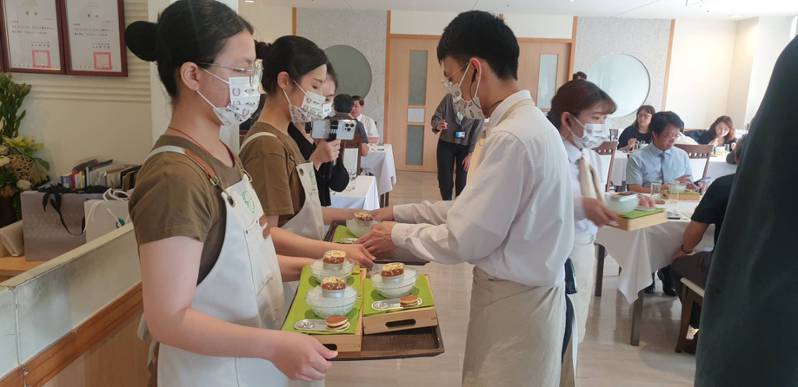 弘光科技大學今天舉辦「RE」米其林級畢業發表成果餐會，展出多道創意美食。記者游振昇／攝影