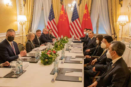 中共中央外事工作委員會辦公室主任王毅（右四）與美國白宮國家安全顧問蘇利文（左三）上周在奧地利維也納會晤。（新華社）