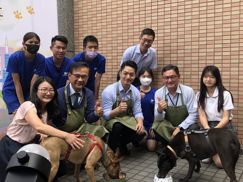 台北市長蔣萬安今天前往大直高中參觀校園犬貓成果分享，現場也與校狗互動。記者洪子凱/攝影