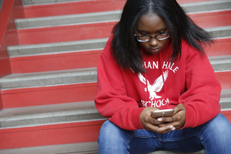 美國教育工作者發現學生愈來愈喜歡在課堂上使用手機。圖為芝加哥一名13歲女孩在學校查看手機上的訊息。美聯社
