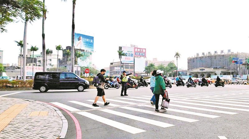 台南市警局本月交通大執法，截至前天取締車輛未禮讓行人592件。圖／台南市警局提供