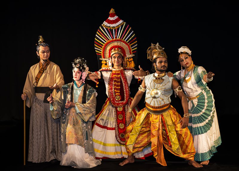EX-亞洲劇團邀請印度、台灣藝術家合作推出「कर्ण迦爾納」，大膽將印度史詩「摩訶婆羅達」著名篇章「迦爾納」篇搬上舞臺，特邀京劇名角兆欣、印度跨傳統及當代實力派演員Mohd Shahnawaj、Medha Aich、Sayan Sarkar等跨域合作。圖／EX-亞洲劇團提供