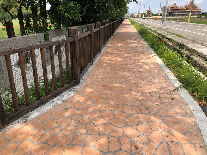 彰化縣竹塘國小學生曾得走在馬路上與車爭道；通學步道改善後，通行空間更安全。圖／彰化縣府提供