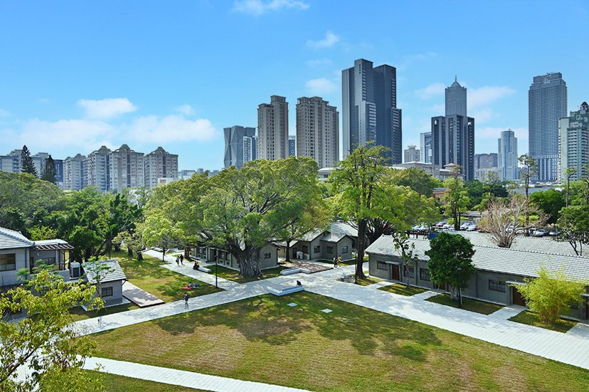 台塑王氏昆仲公園為周邊高樓大廈市景，增添綠意與文化氣息。 圖／Carter攝影