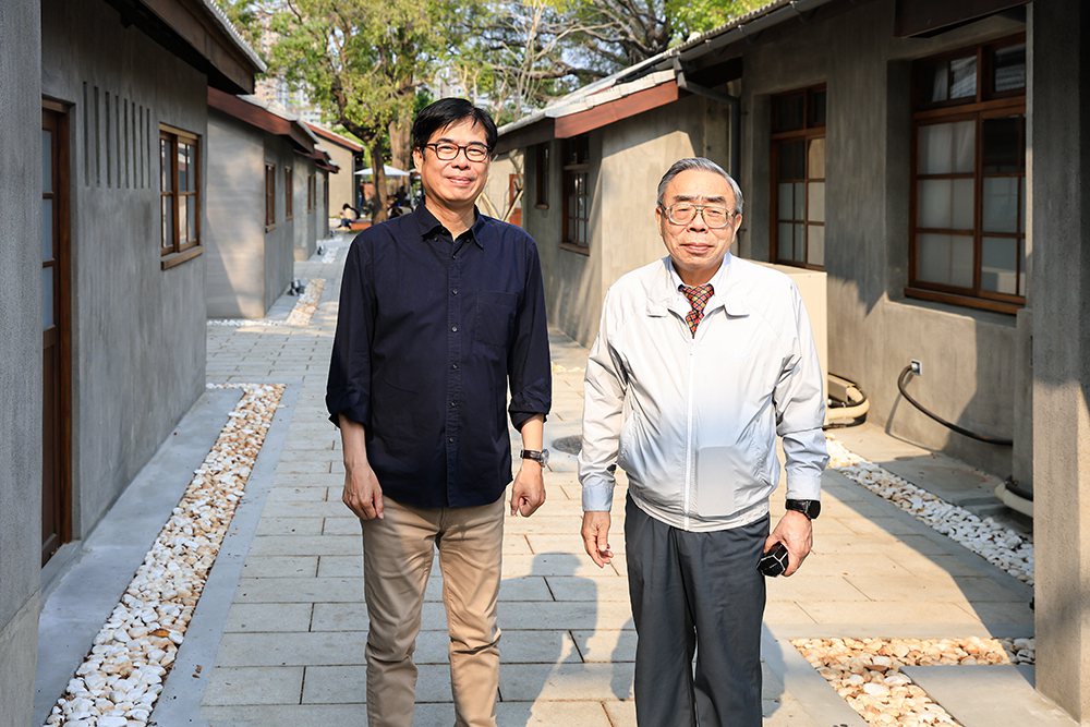 陳其邁市長(左)感謝王文淵總裁(右)與台塑集團成就如今美好的公園，除全數保留原工...