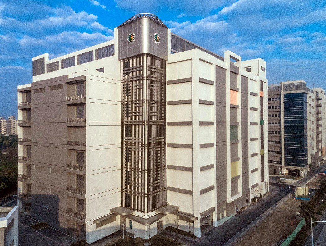 日月光高雄廠K24廠房取得建築碳足跡最高等級「鑽石級」認證，成為全國首座同時獲得...