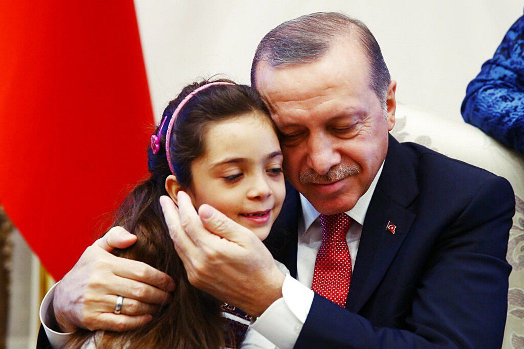 圖為2016年土耳其總統厄多安擁抱逃離敘利亞的7歲小女孩。 圖／美聯社  