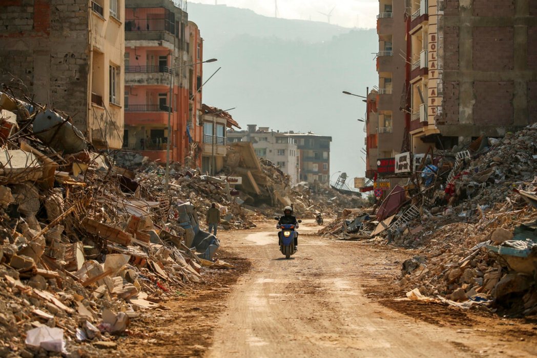 今年土敘大地震後許多人紛紛擔心起自宅安全，圖為土耳其南部薩曼達厄在強震中倒塌的房...