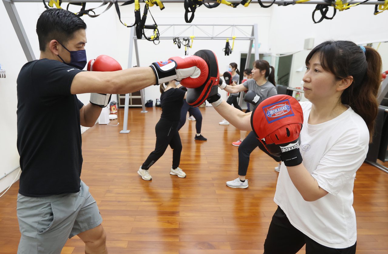 台北醫學大學附設醫院體重管理中心體能教練陳俊宏（左）教導拳擊有氧動作。記者曾學仁／攝影