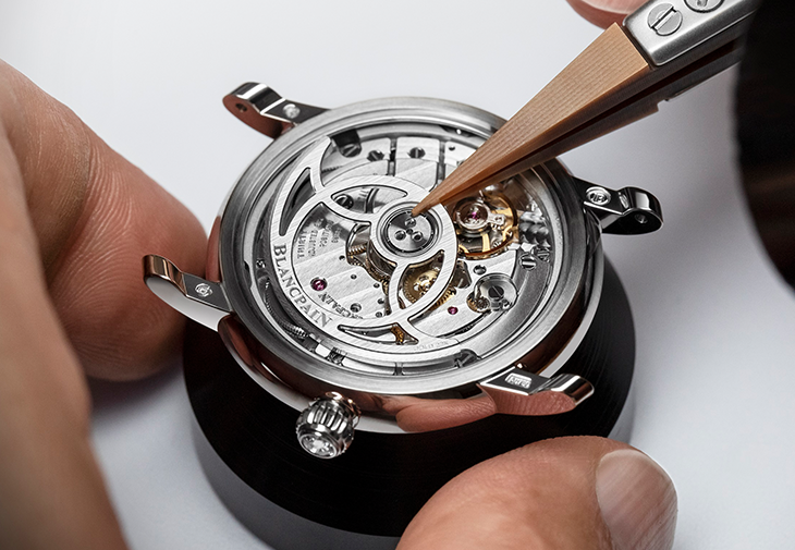 月相腕錶搭載的是1163L型自動上鍊機芯，備以小秒針的版本則搭載1163型自動上...