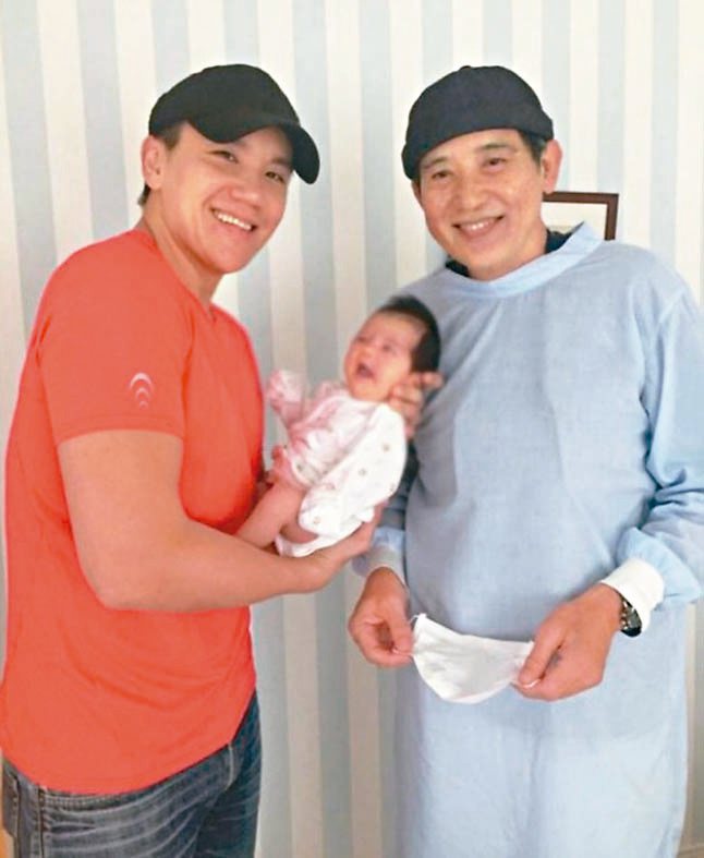 孫國豪(左)抱著女兒和老爸秦漢(右)合照。圖／年代提供
