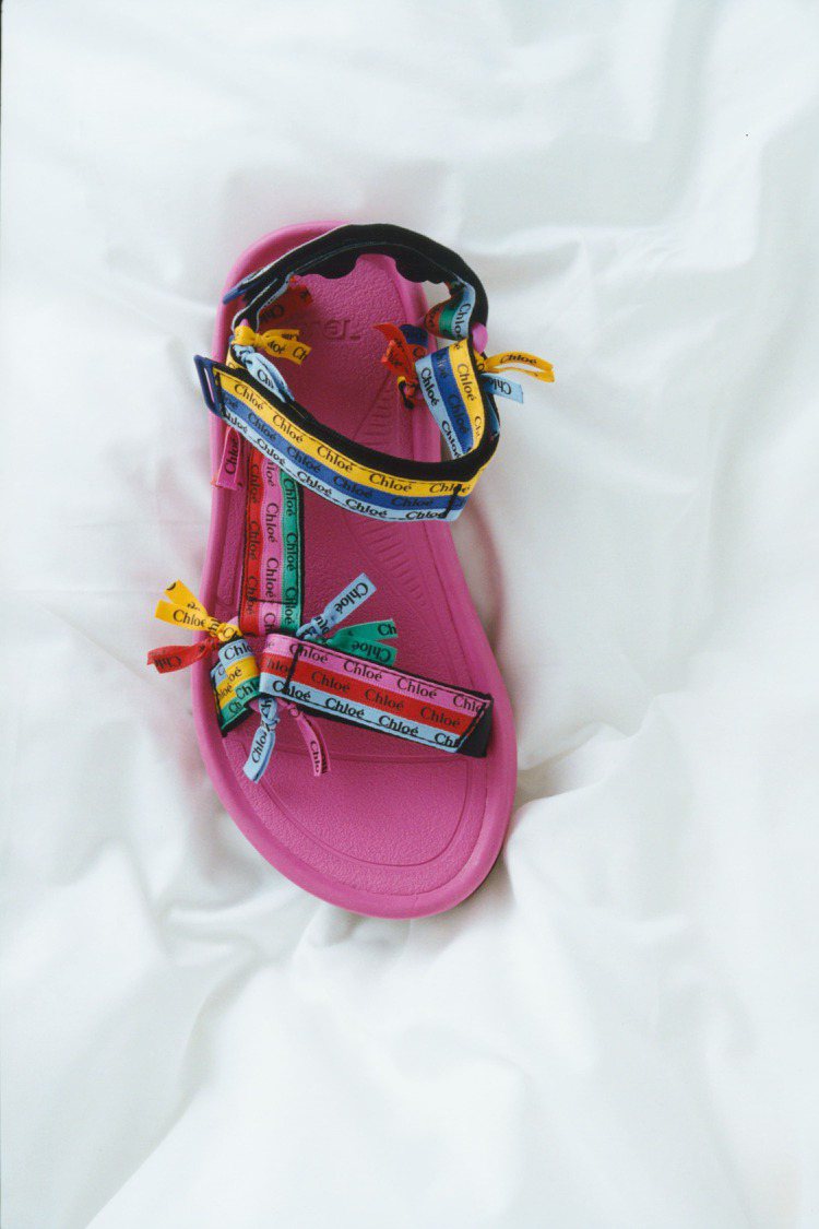 桃紅色的厚底涼鞋繫上了七彩的彩色Chloé魔術織帶，展現輕快愉悅的夏日街頭時尚。圖／Chloé提供