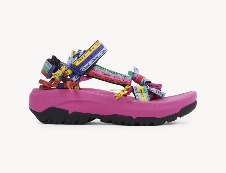 Chloé Teva聯名款彩色粉色涼鞋，17,200元。圖／Chloé提供