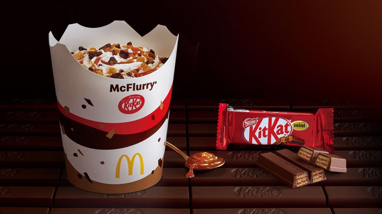 麥當勞與KitKat聯名推出「巧克力焦糖冰炫風」，每杯65元，並加贈「KitKa...