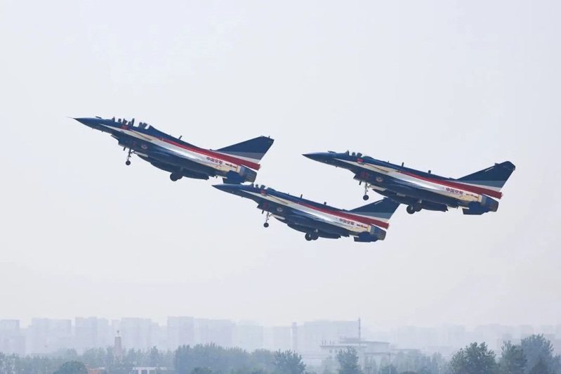 共軍八一飛行表演隊三機編隊從華北某軍用機場起飛。（取自中國軍網）
