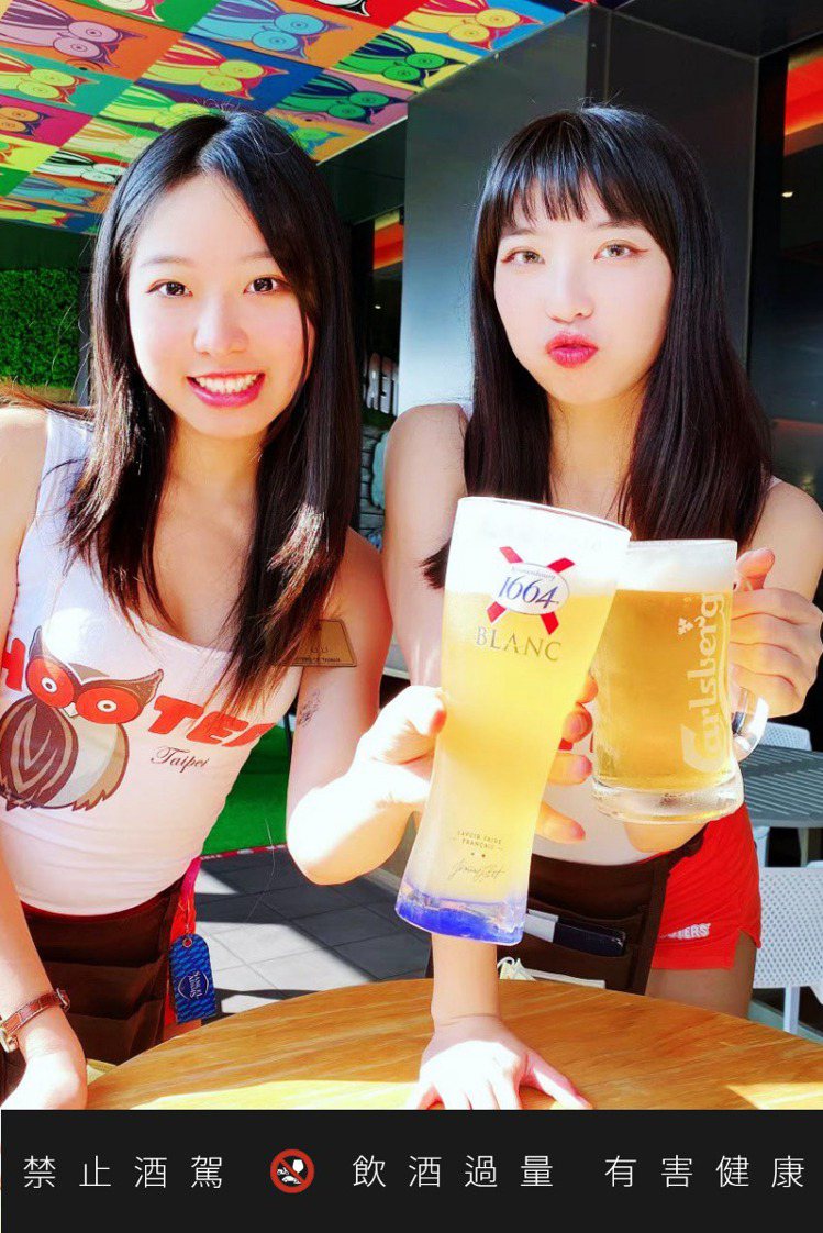在啤酒方面，有法國可倫堡1664白生啤酒、丹麥嘉士伯生啤酒…等9款生啤酒喝到飽。圖／Hooters提供。  ※ 提醒您：禁止酒駕 飲酒過量有礙健康  