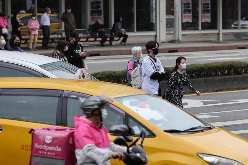 台灣被稱「行人地獄」，車搶斑馬線所在多見。圖／聯合報系資料照片