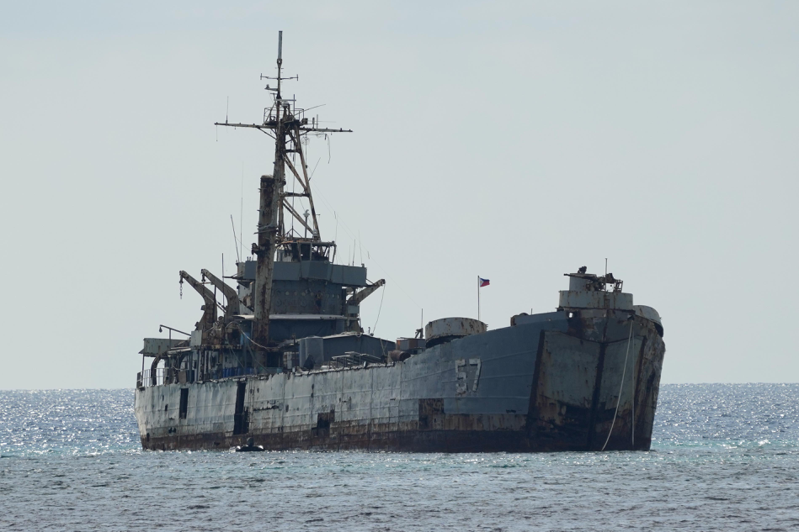 網路盛傳，大陸可能將這艘在仁愛礁「坐礁」24年的菲律賓登陸艦「馬德雷山號」強行拖走。（美聯社）