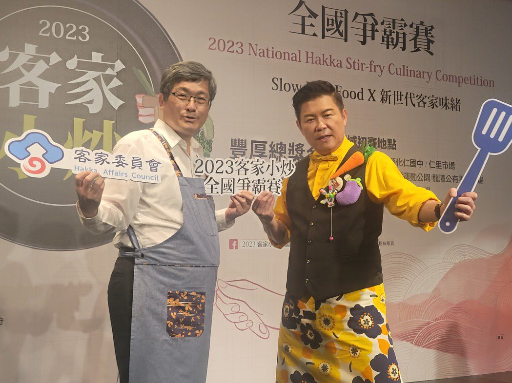 曾国城（右）和客委会主委杨长镇推广客家美食。记者李姿莹／摄影