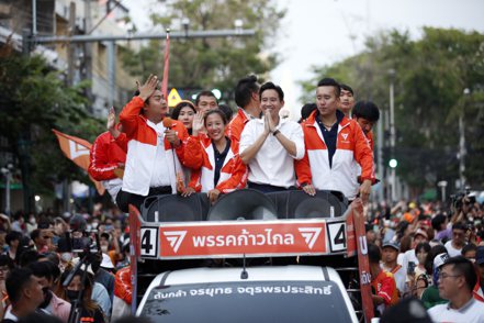 周末舉行的泰國眾議院選舉，在野的前進黨意外成為第一大黨；領導人皮塔（圖中）表示，他準備出任新總理。歐新社