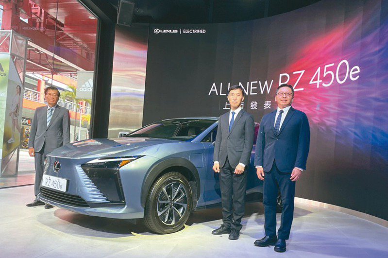 和泰車董事長黃南光（左起）、RZ開發設計副總工程師笠井陽一郎、和泰車總經理蘇純興宣布，LEXUS首輛純電車RZ 450e正式上市。記者邱馨儀／攝影