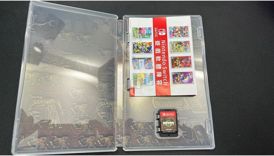 台灣公司貨實體《薩爾達傳說：王國之淚》遊戲卡之外也是空空如也，啊對了，至少還有那...