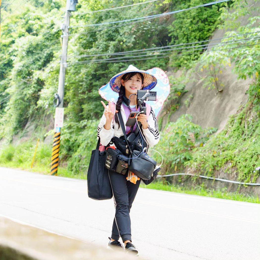 企鹅妹在台湾进行徒步环岛之旅。 图／撷自IG