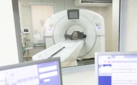 中國大陸一名女子到醫院做「核磁共振艙」做檢查，結果沒想到醫生太忙，竟將患者遺忘在核磁共振艙內長達3小時。圖／翻攝騰訊網