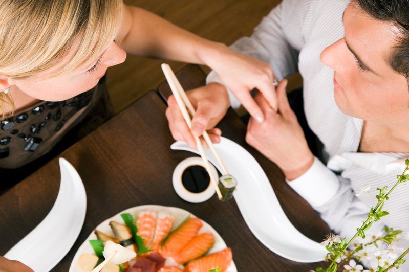 女網友被男網友邀約吃壽司，她吃得少卻要AA制，對方還少付錢，追討時竟被說太計較，故感到不爽，稱對方是奇葩。（示意圖／Ingimage）