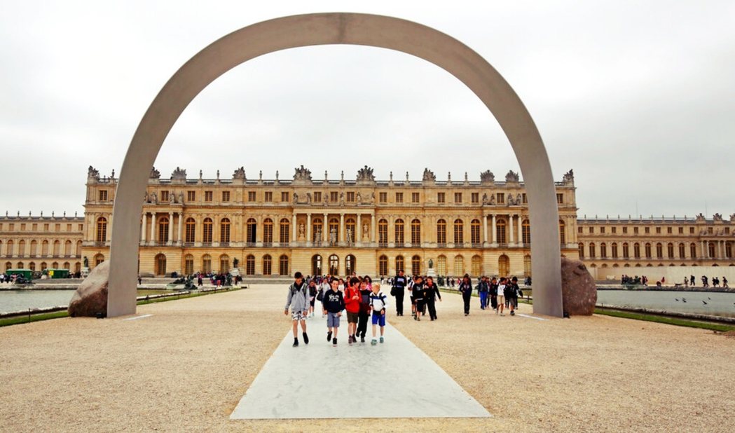 2014年於法國凡爾賽宮展出的作品《The Arch of Versailles...