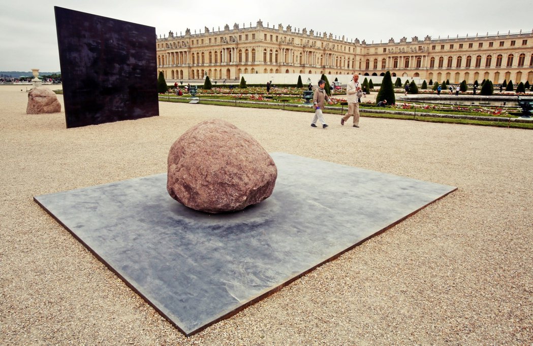 2014年李禹煥在法國凡爾賽宮展出10件新作品，圖為作品《對話》（Dialogu...