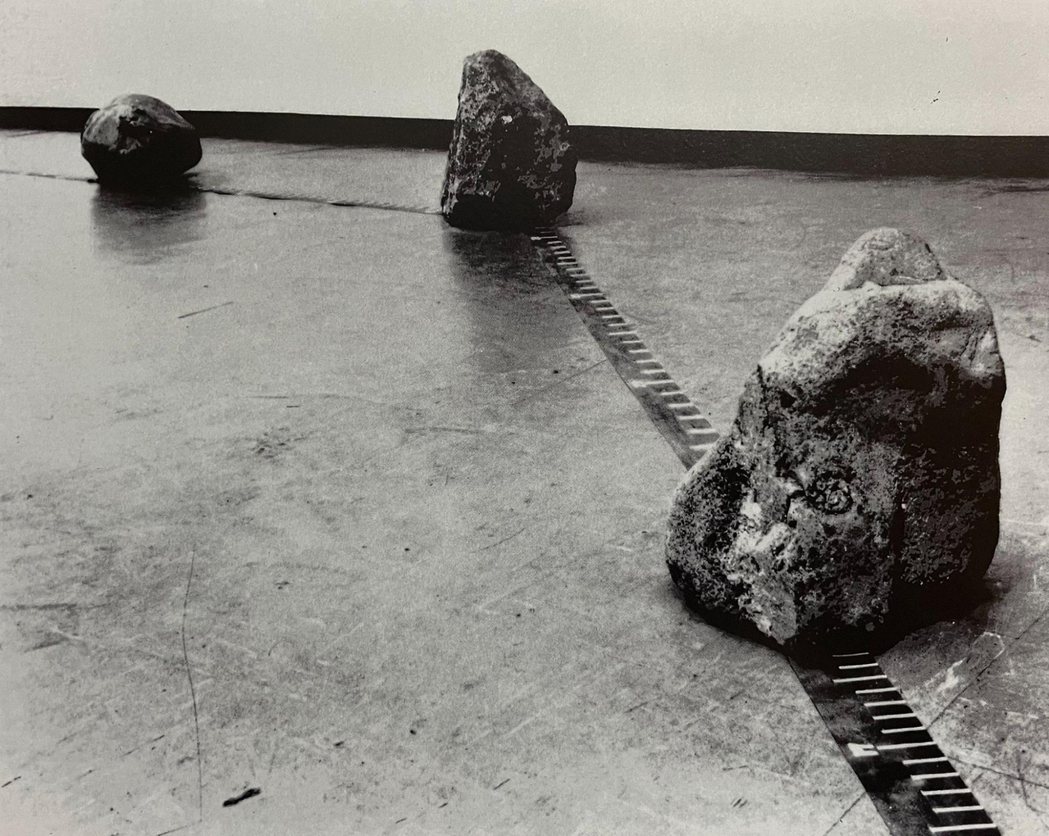 李禹煥1969年作品《現象與知覺A 改選 關係項》，三個石頭錯落放置的展場，卻刻...