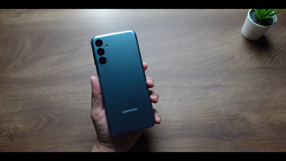 YouTube頻道「好放HaveFun」開箱Samsung Galaxy M14 5G。 （圖／翻攝自YouTube頻道「好放HaveFun」）