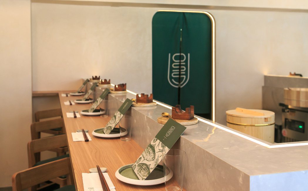 OSSU Handroll & Bar時尚極簡的綠色店裝風格，挑高的室內空間，搭...
